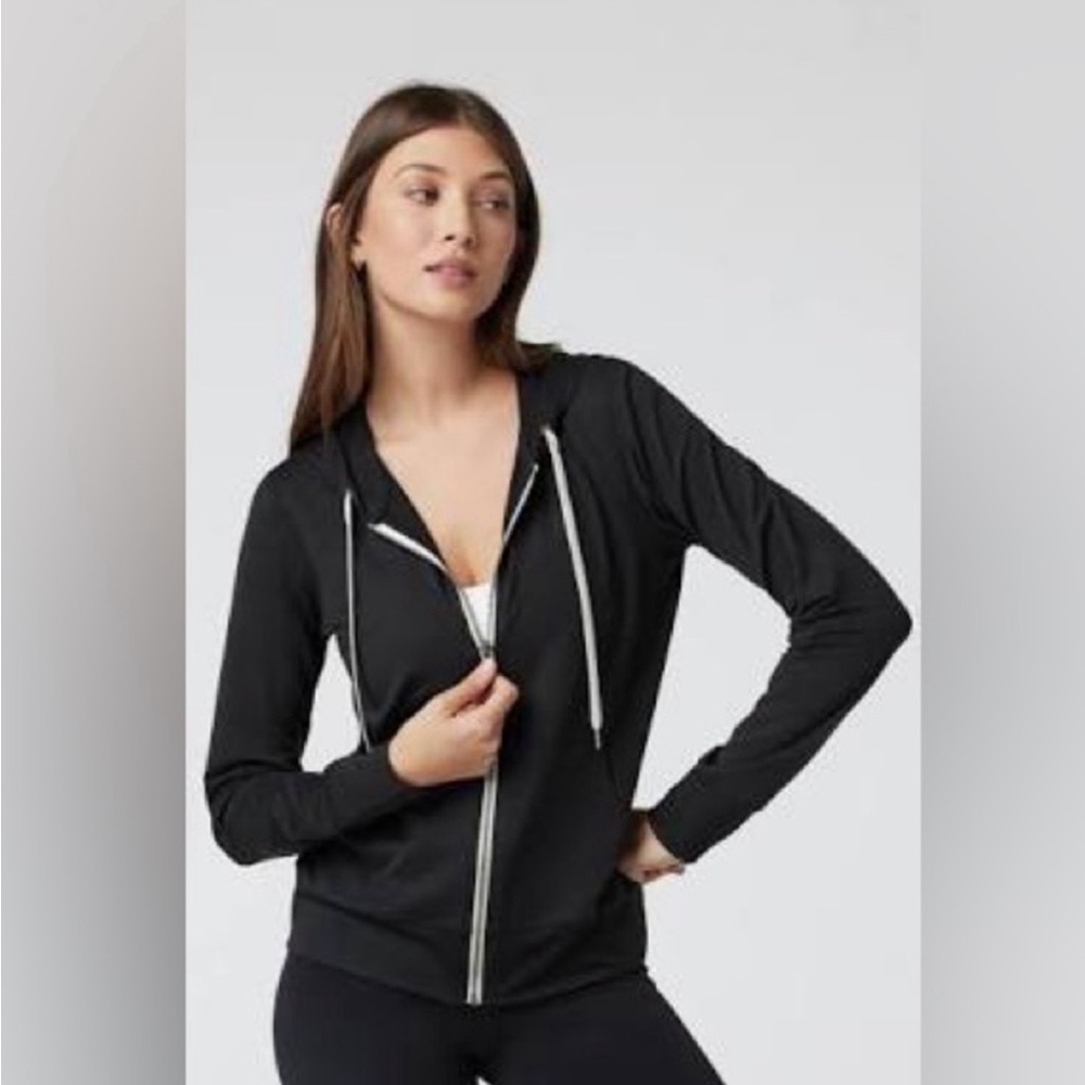 Vuori Zip up hoodie
Heather black 
Only worn once 
Excellent condition 
Small